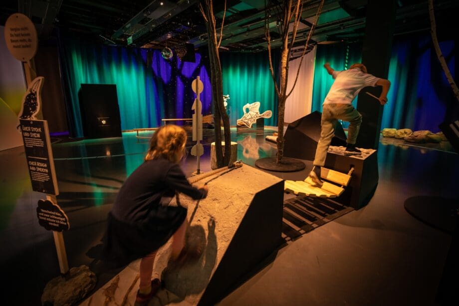 Kinder klettern über einen Sinnesparcours.